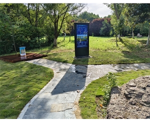 南艳湖公园采购65寸户外信息发布一体机